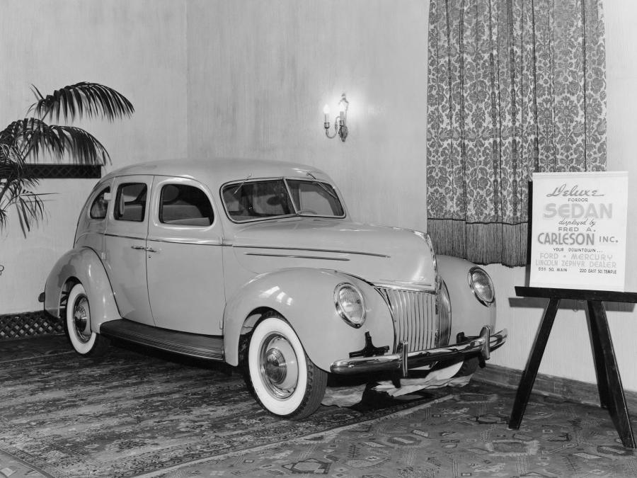  Ford V8 Deluxe Fordor Sedan 1939 года  (фото 1 из 2)
